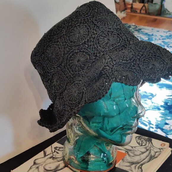 Black Straw Hat With Woven Sunbursts for demure sunbathing or window shopping. M - Picture 3 of 5